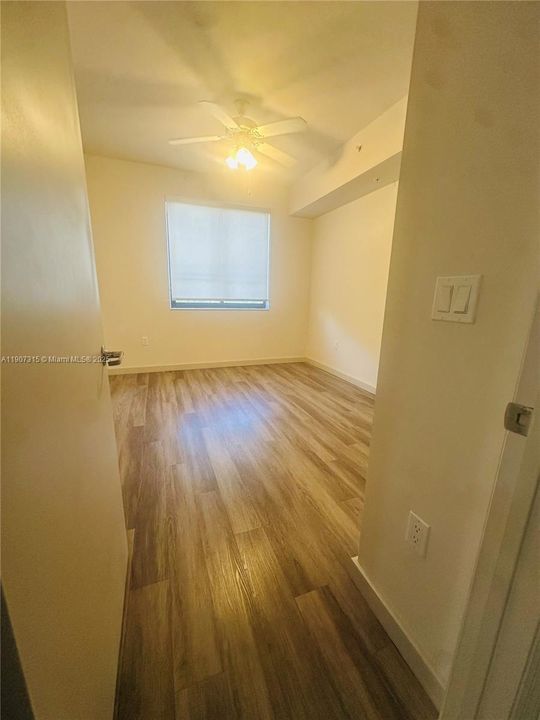 For Rent: $2,125 (1 beds, 1 baths, 1275 Square Feet)