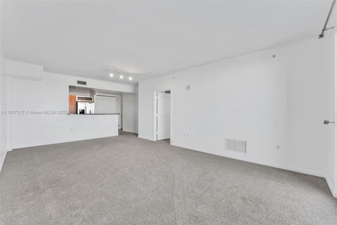 合同活跃: $450,000 (2 贝兹, 2 浴室, 1286 平方英尺)