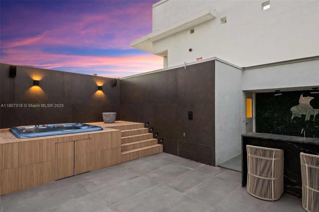 For Sale: $2,995,000 (3 beds, 3 baths, 2246 Square Feet)