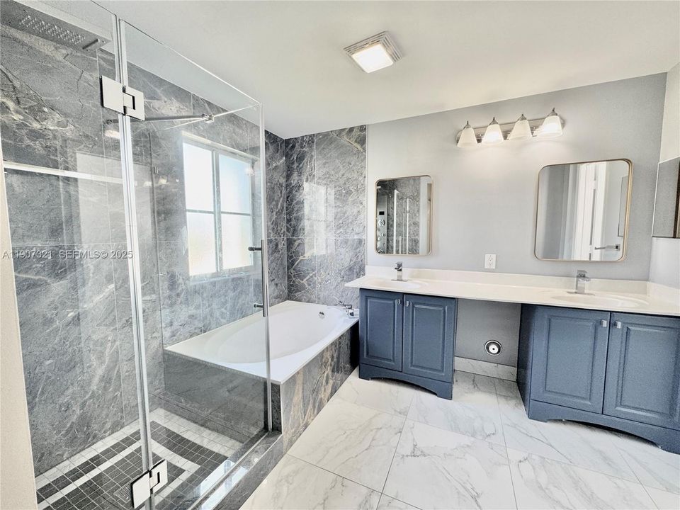 合同活跃: $4,200 (4 贝兹, 2 浴室, 2220 平方英尺)