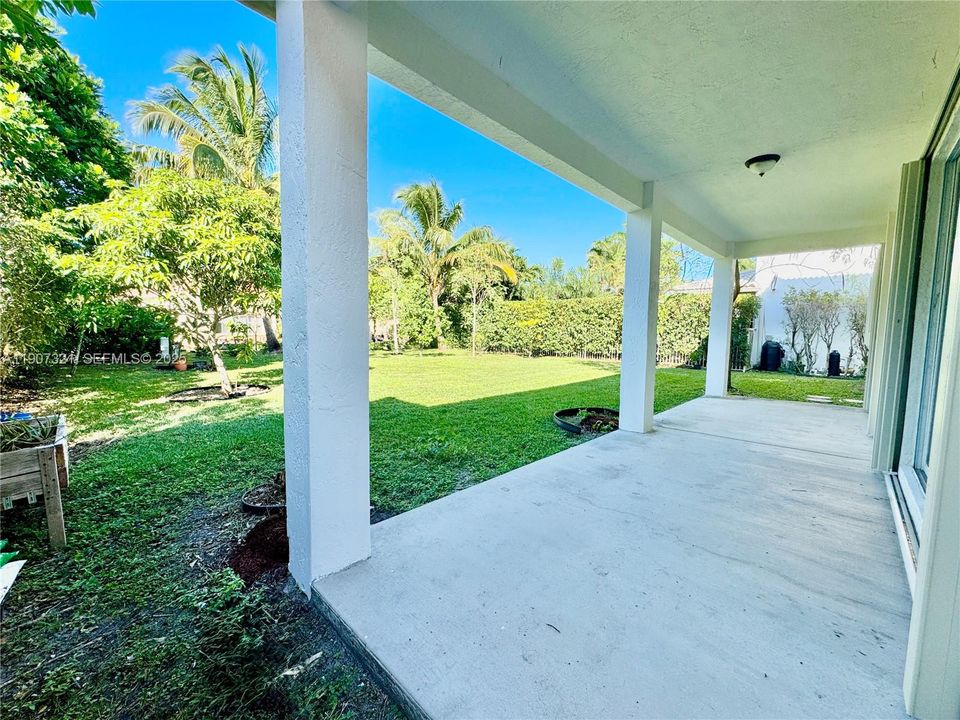 合同活跃: $4,200 (4 贝兹, 2 浴室, 2220 平方英尺)