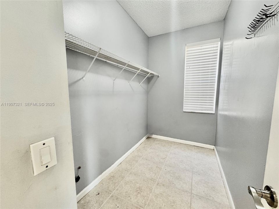 合同活跃: $4,200 (4 贝兹, 2 浴室, 2220 平方英尺)