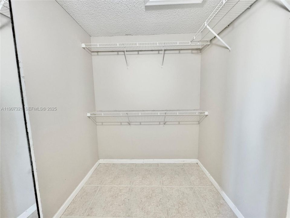 合同活跃: $4,200 (4 贝兹, 2 浴室, 2220 平方英尺)