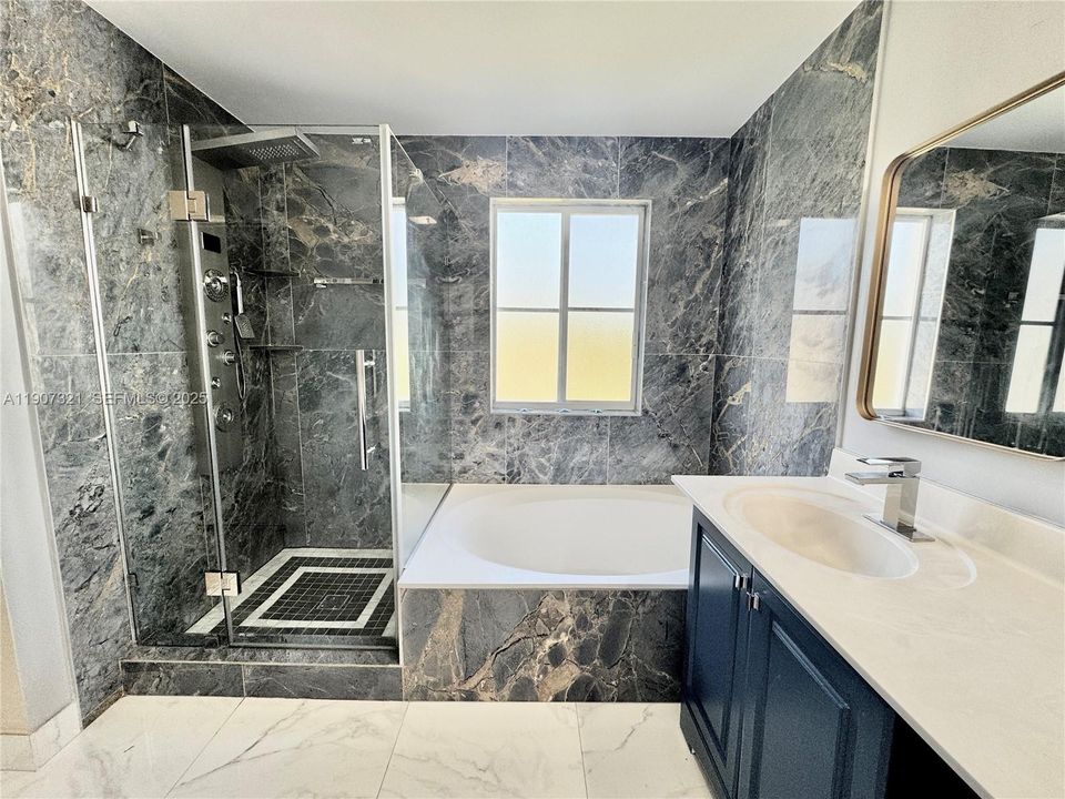 合同活跃: $4,200 (4 贝兹, 2 浴室, 2220 平方英尺)