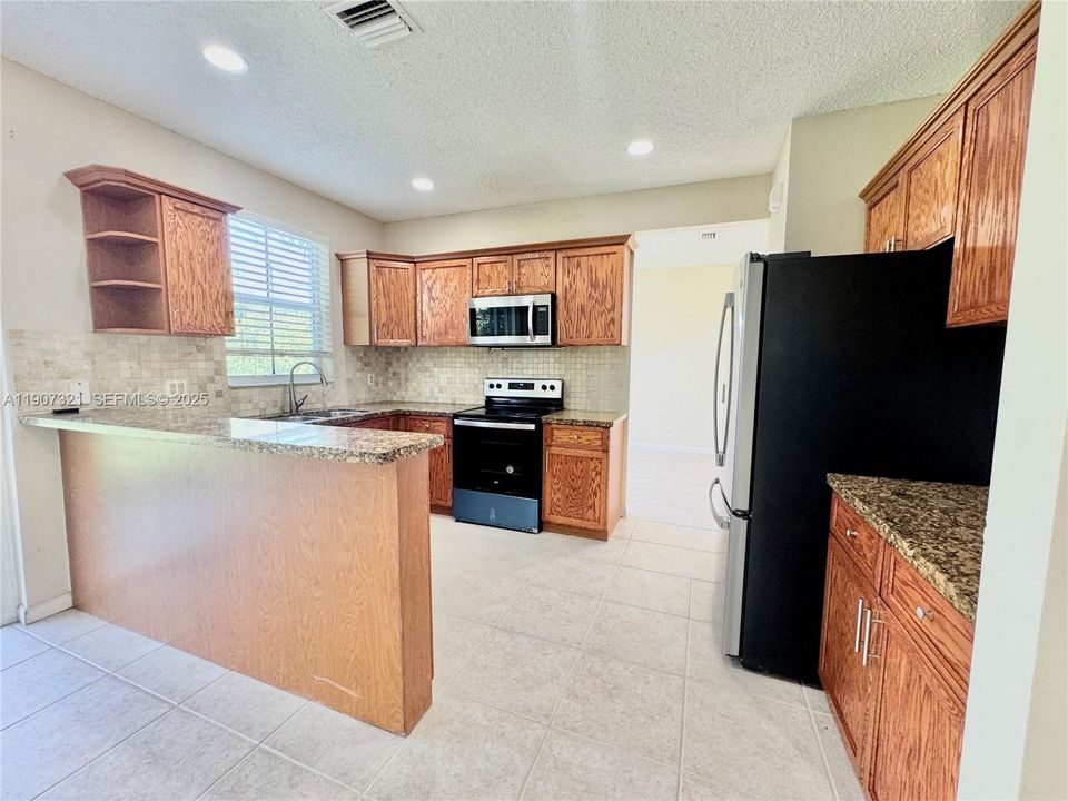 合同活跃: $4,200 (4 贝兹, 2 浴室, 2220 平方英尺)