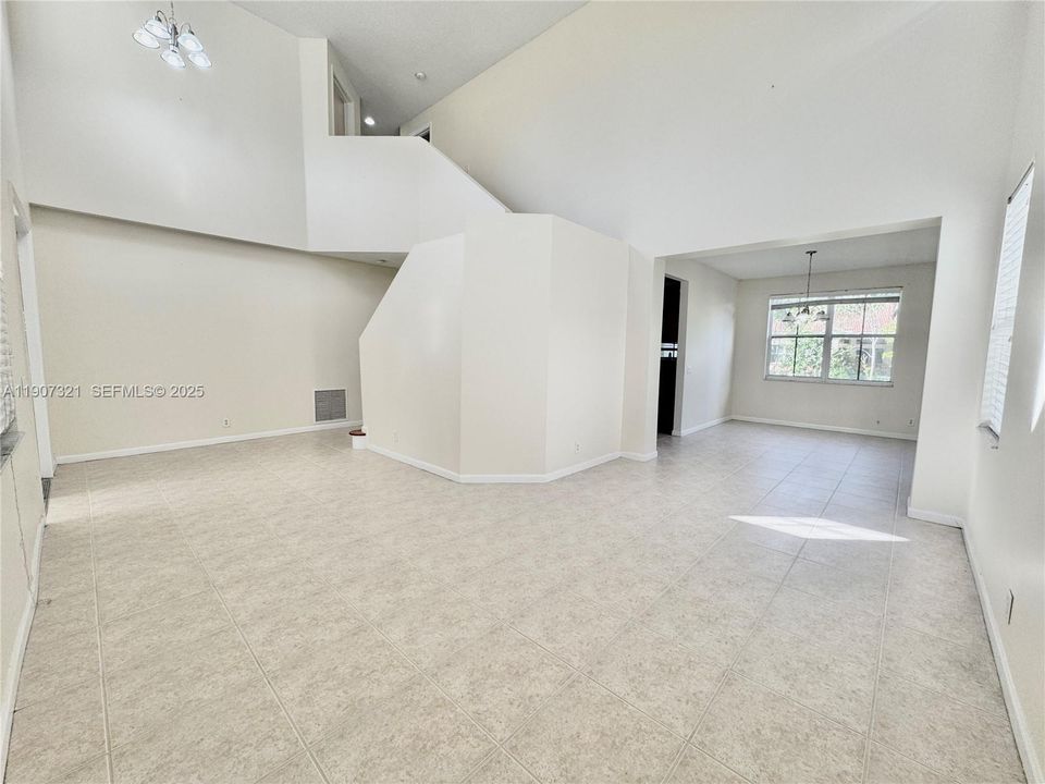 合同活跃: $4,200 (4 贝兹, 2 浴室, 2220 平方英尺)