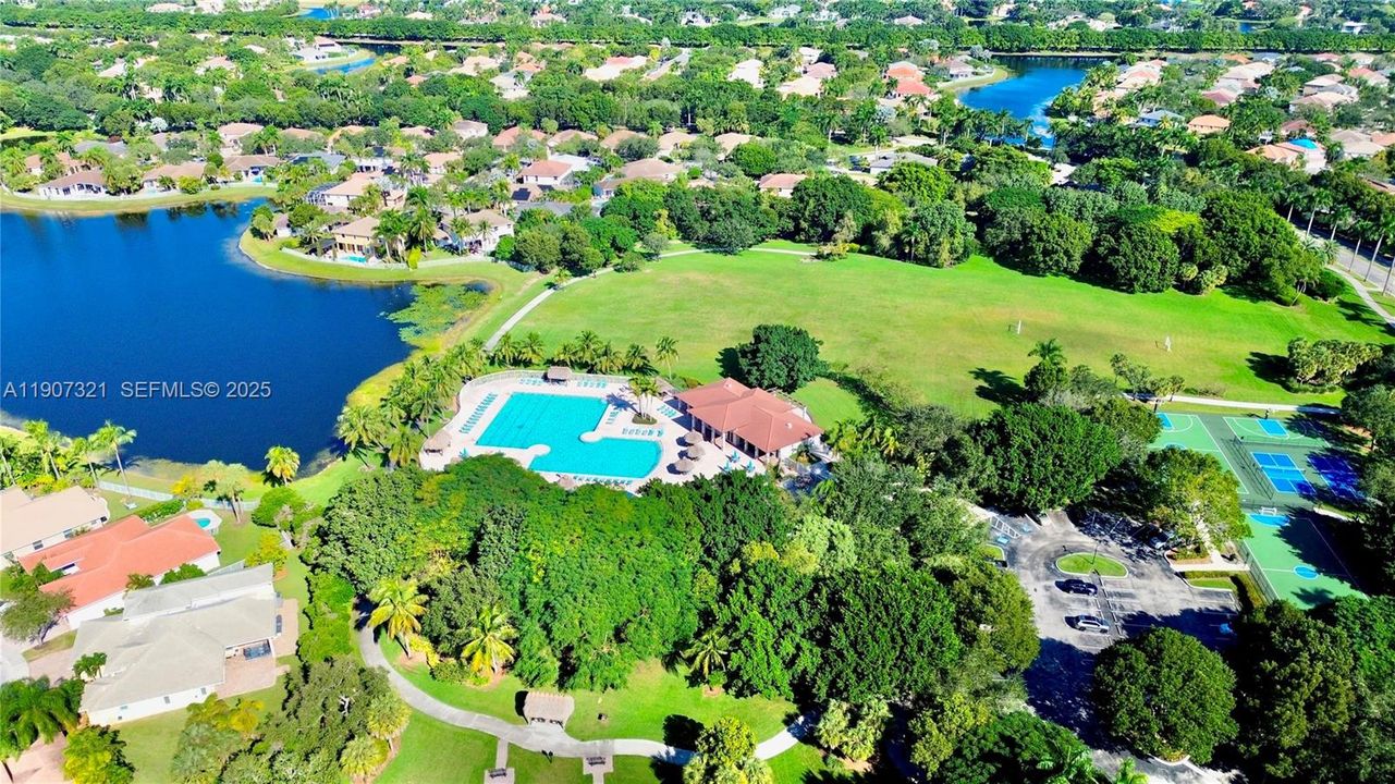 合同活跃: $4,200 (4 贝兹, 2 浴室, 2220 平方英尺)