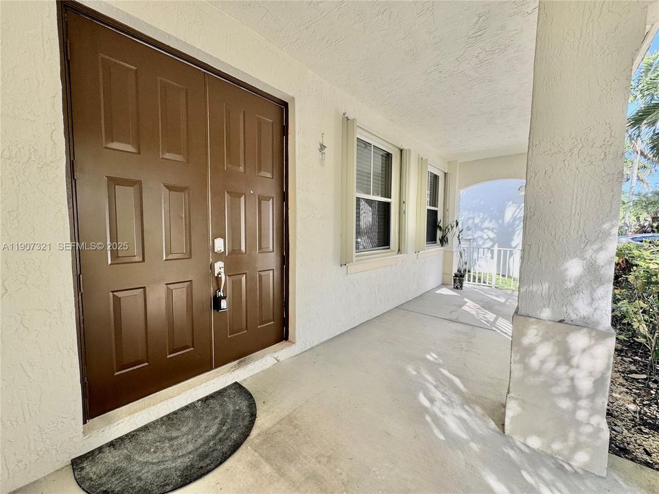 合同活跃: $4,200 (4 贝兹, 2 浴室, 2220 平方英尺)