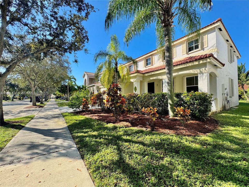 合同活跃: $4,200 (4 贝兹, 2 浴室, 2220 平方英尺)