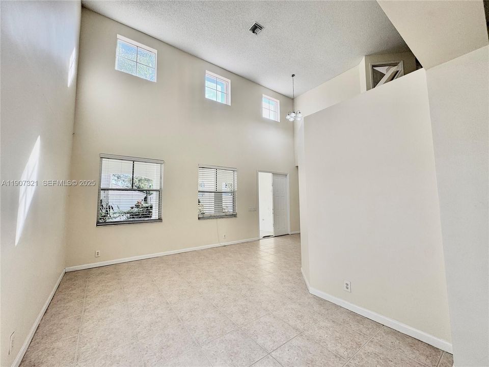 合同活跃: $4,200 (4 贝兹, 2 浴室, 2220 平方英尺)