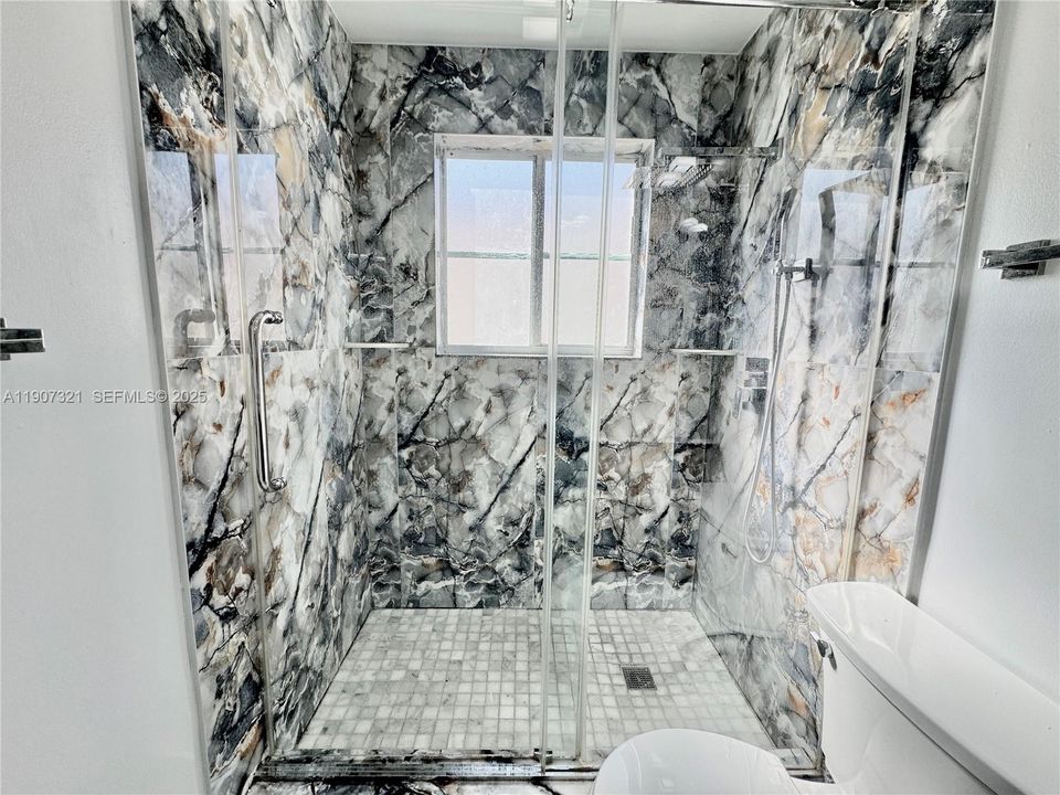 合同活跃: $4,200 (4 贝兹, 2 浴室, 2220 平方英尺)