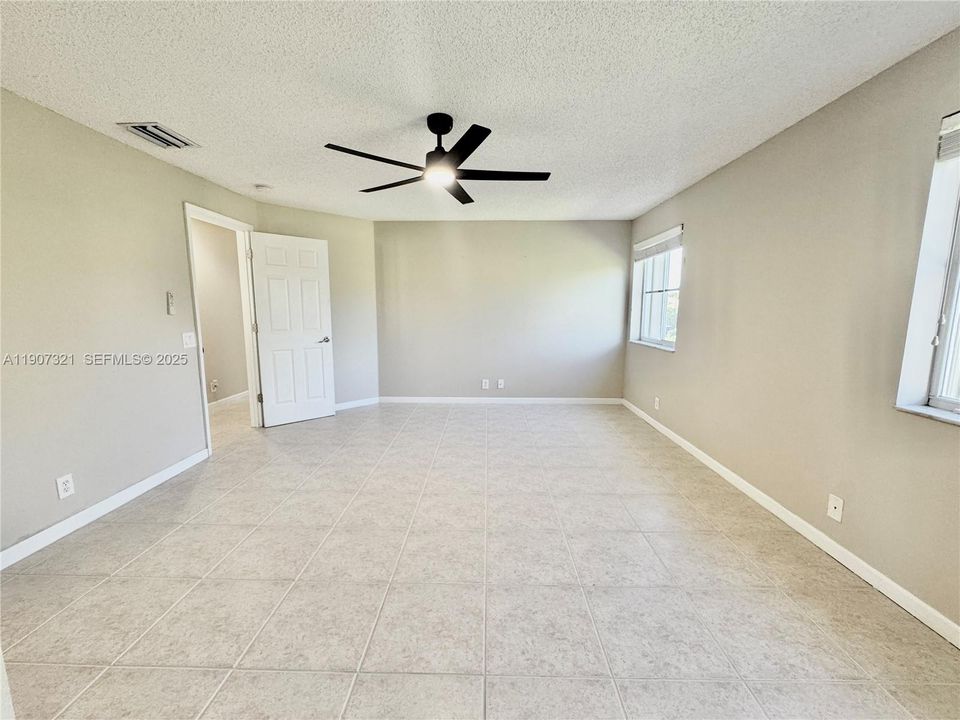 合同活跃: $4,200 (4 贝兹, 2 浴室, 2220 平方英尺)