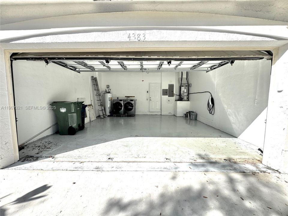 合同活跃: $4,200 (4 贝兹, 2 浴室, 2220 平方英尺)