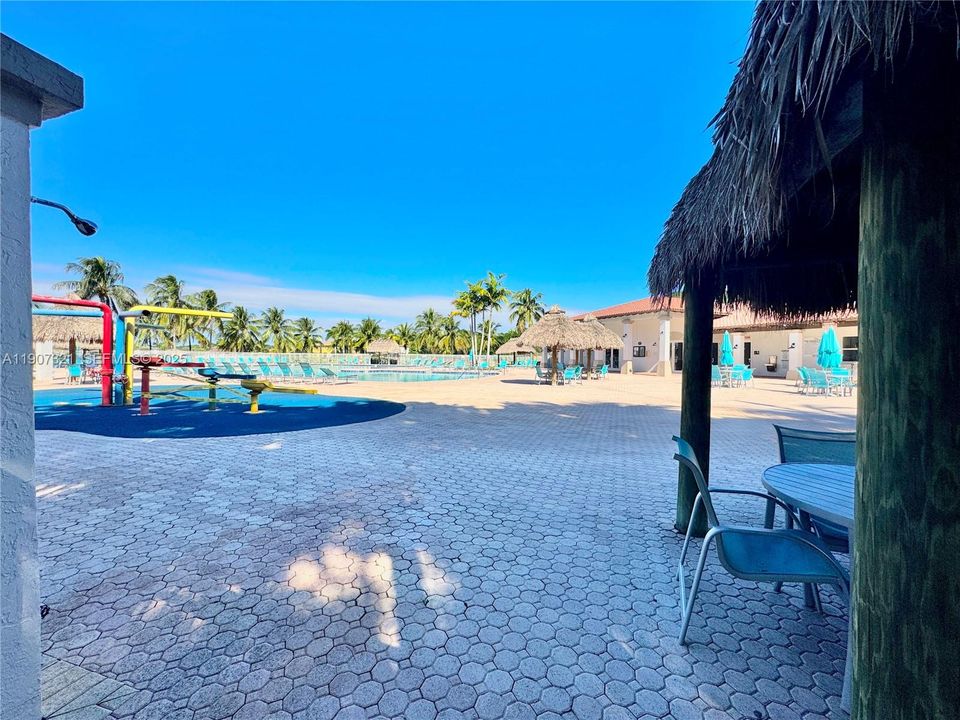 合同活跃: $4,200 (4 贝兹, 2 浴室, 2220 平方英尺)