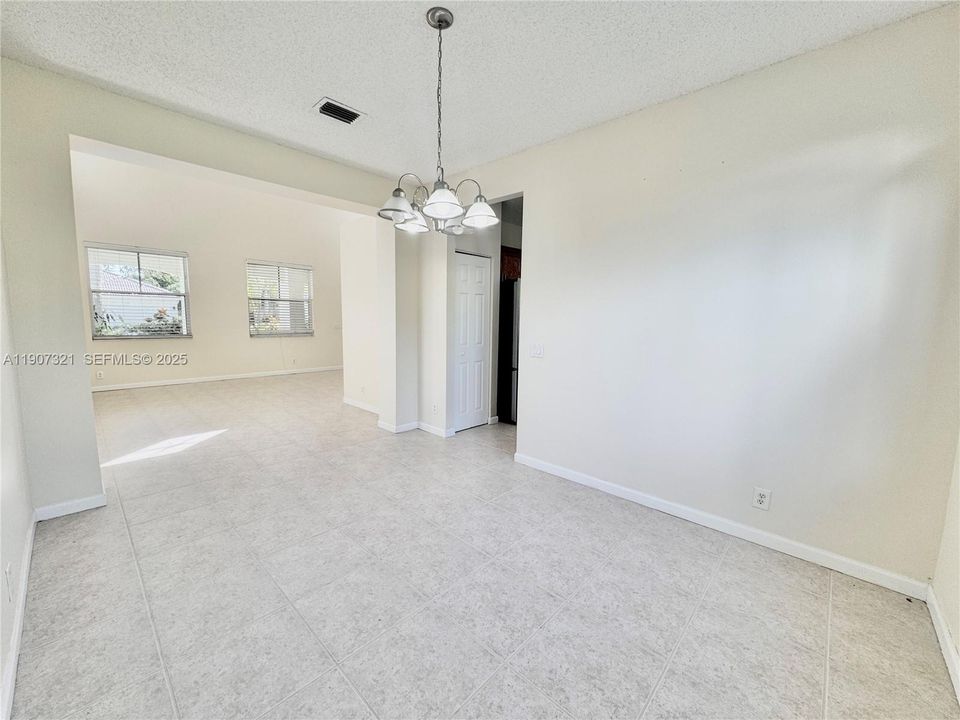 合同活跃: $4,200 (4 贝兹, 2 浴室, 2220 平方英尺)