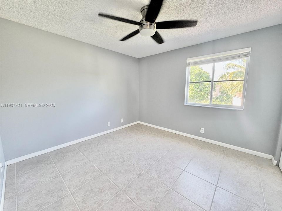 合同活跃: $4,200 (4 贝兹, 2 浴室, 2220 平方英尺)