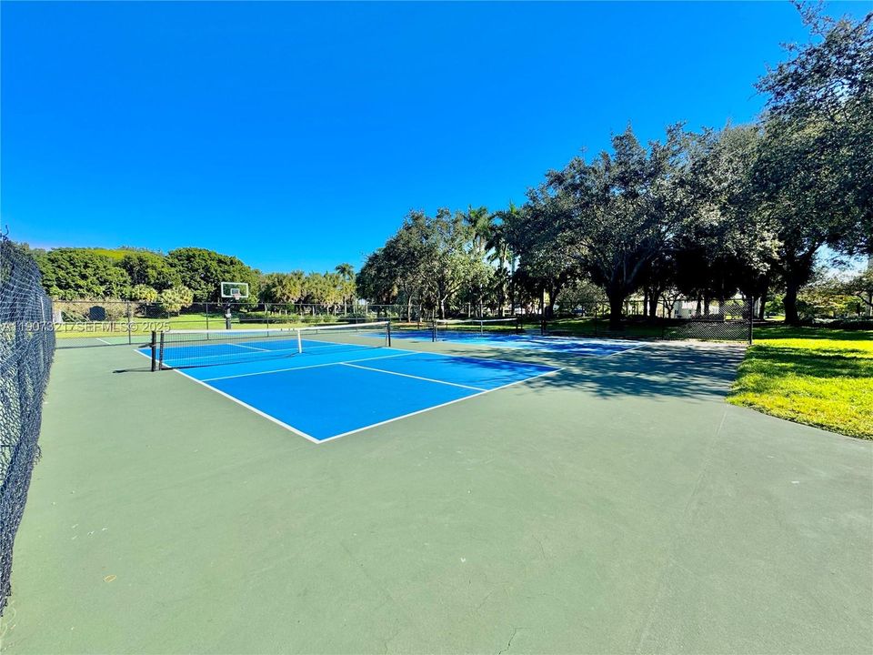 合同活跃: $4,200 (4 贝兹, 2 浴室, 2220 平方英尺)