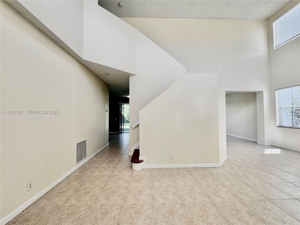 合同活跃: $4,200 (4 贝兹, 2 浴室, 2220 平方英尺)