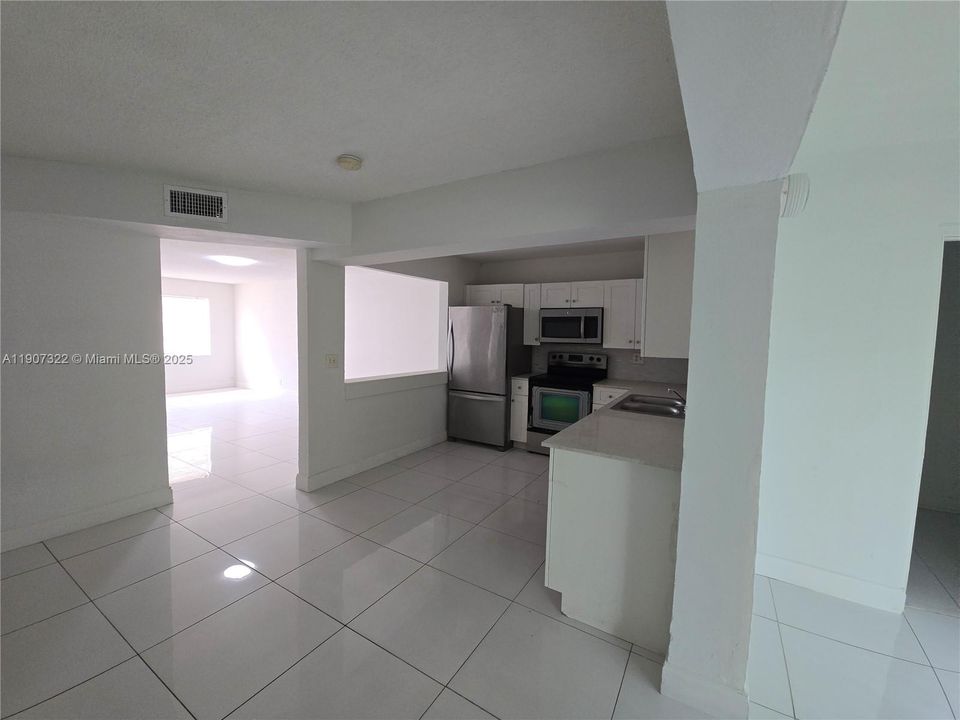 Activo con contrato: $2,200 (3 camas, 2 baños, 1276 Pies cuadrados)