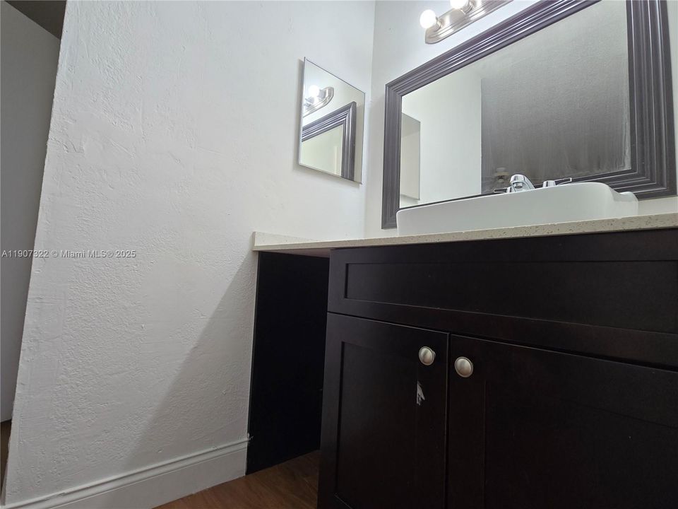 Activo con contrato: $2,200 (3 camas, 2 baños, 1276 Pies cuadrados)