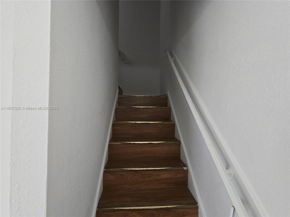 Activo con contrato: $2,200 (3 camas, 2 baños, 1276 Pies cuadrados)