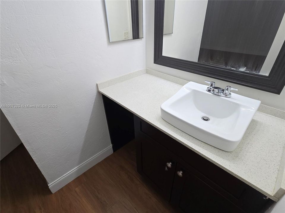 Activo con contrato: $2,200 (3 camas, 2 baños, 1276 Pies cuadrados)