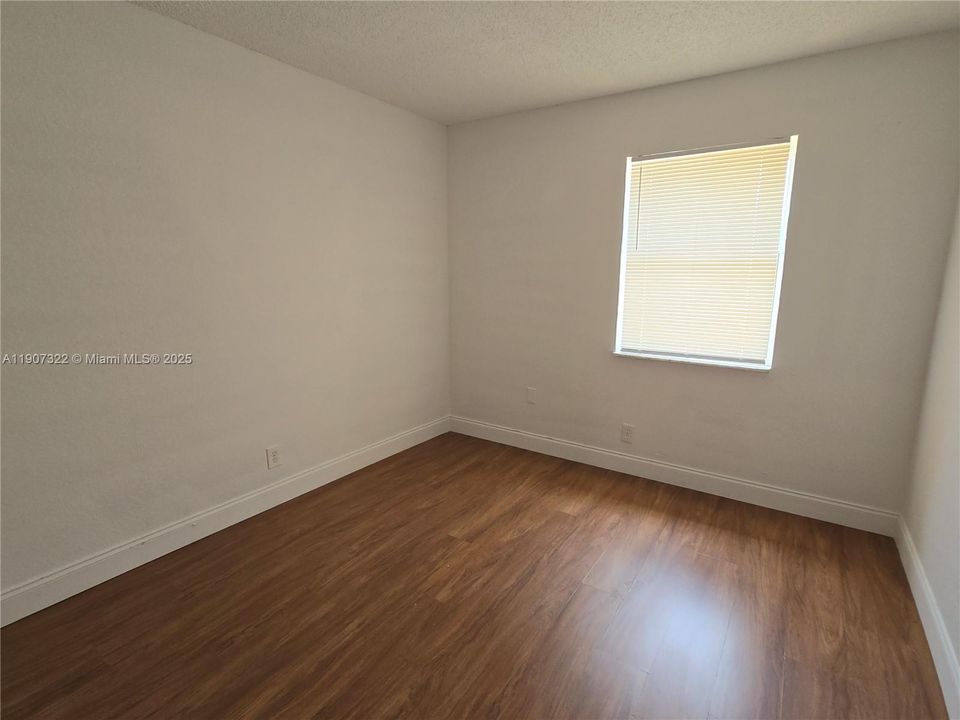 Activo con contrato: $2,200 (3 camas, 2 baños, 1276 Pies cuadrados)