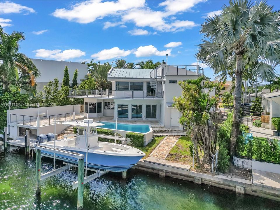 En Renta: $23,000 (5 camas, 3 baños, 3705 Pies cuadrados)