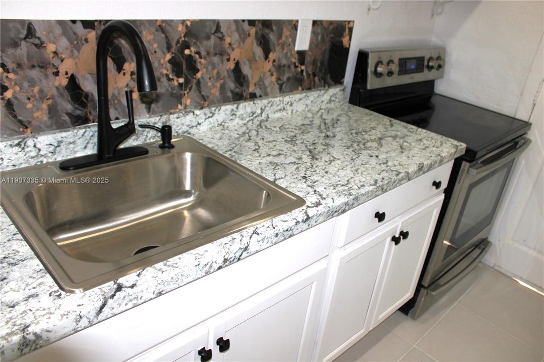 For Rent: $1,900 (2 beds, 1 baths, 765 Square Feet)