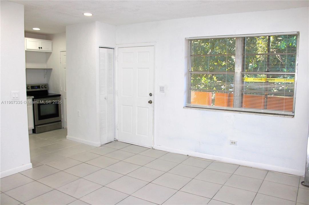 For Rent: $1,900 (2 beds, 1 baths, 765 Square Feet)