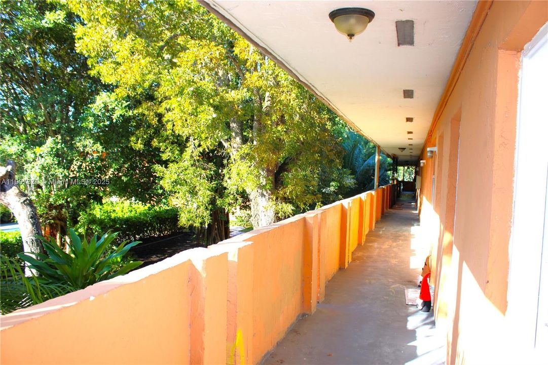 For Rent: $1,900 (2 beds, 1 baths, 765 Square Feet)