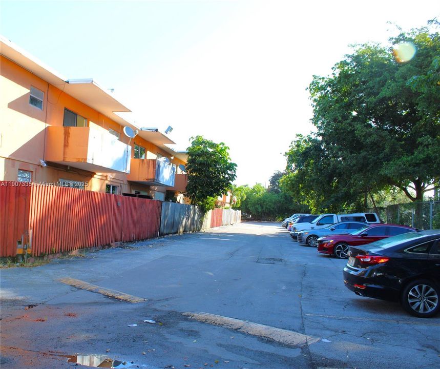 For Rent: $1,900 (2 beds, 1 baths, 765 Square Feet)