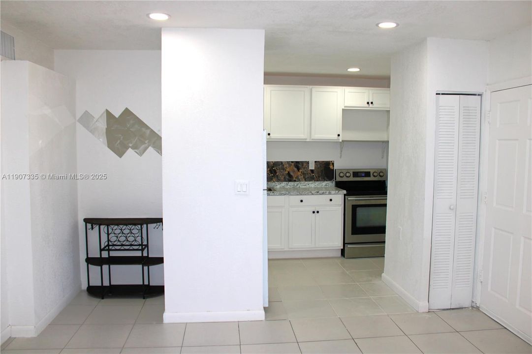 For Rent: $1,900 (2 beds, 1 baths, 765 Square Feet)