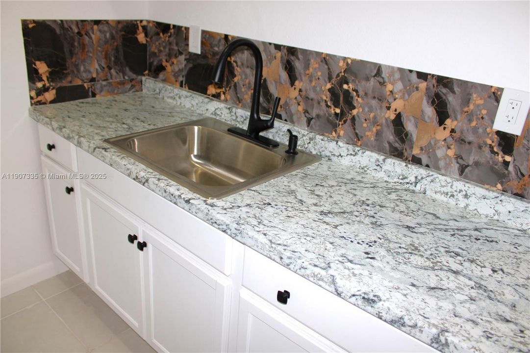 For Rent: $1,900 (2 beds, 1 baths, 765 Square Feet)