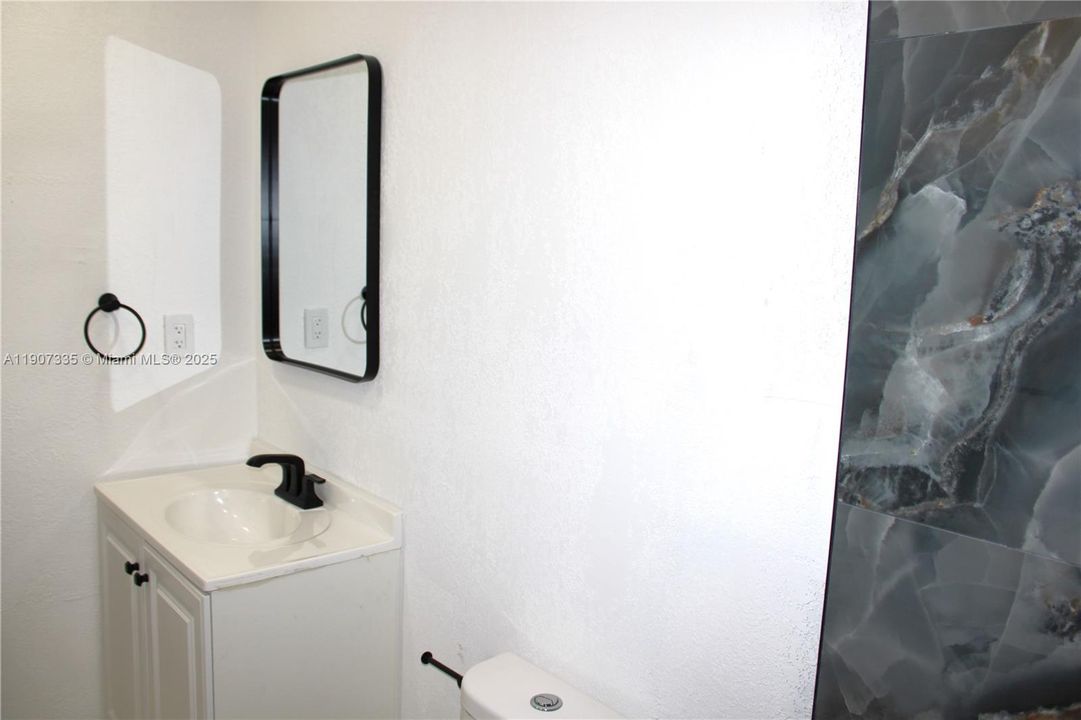 For Rent: $1,900 (2 beds, 1 baths, 765 Square Feet)