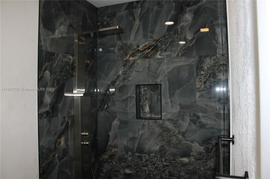 For Rent: $1,900 (2 beds, 1 baths, 765 Square Feet)