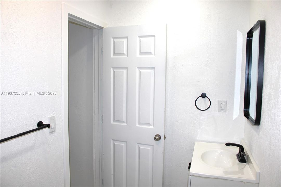 For Rent: $1,900 (2 beds, 1 baths, 765 Square Feet)