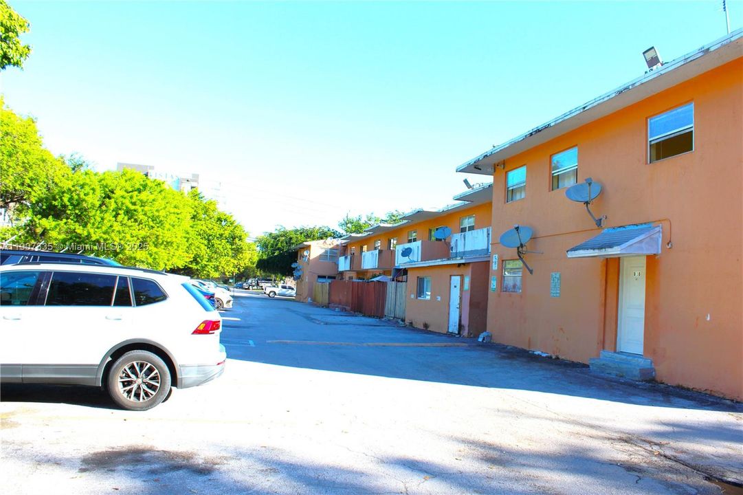 For Rent: $1,900 (2 beds, 1 baths, 765 Square Feet)