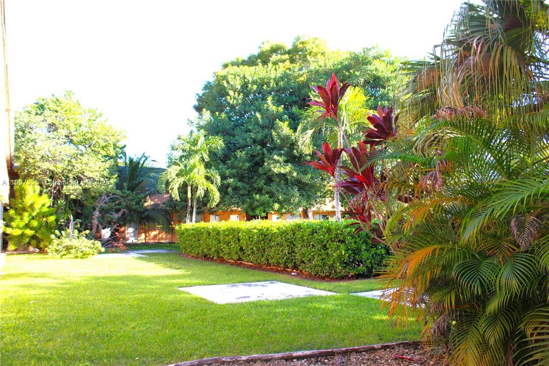 For Rent: $1,900 (2 beds, 1 baths, 765 Square Feet)