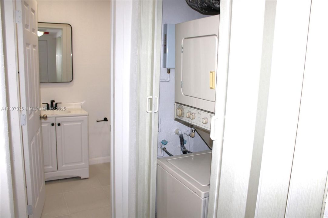 For Rent: $1,900 (2 beds, 1 baths, 765 Square Feet)