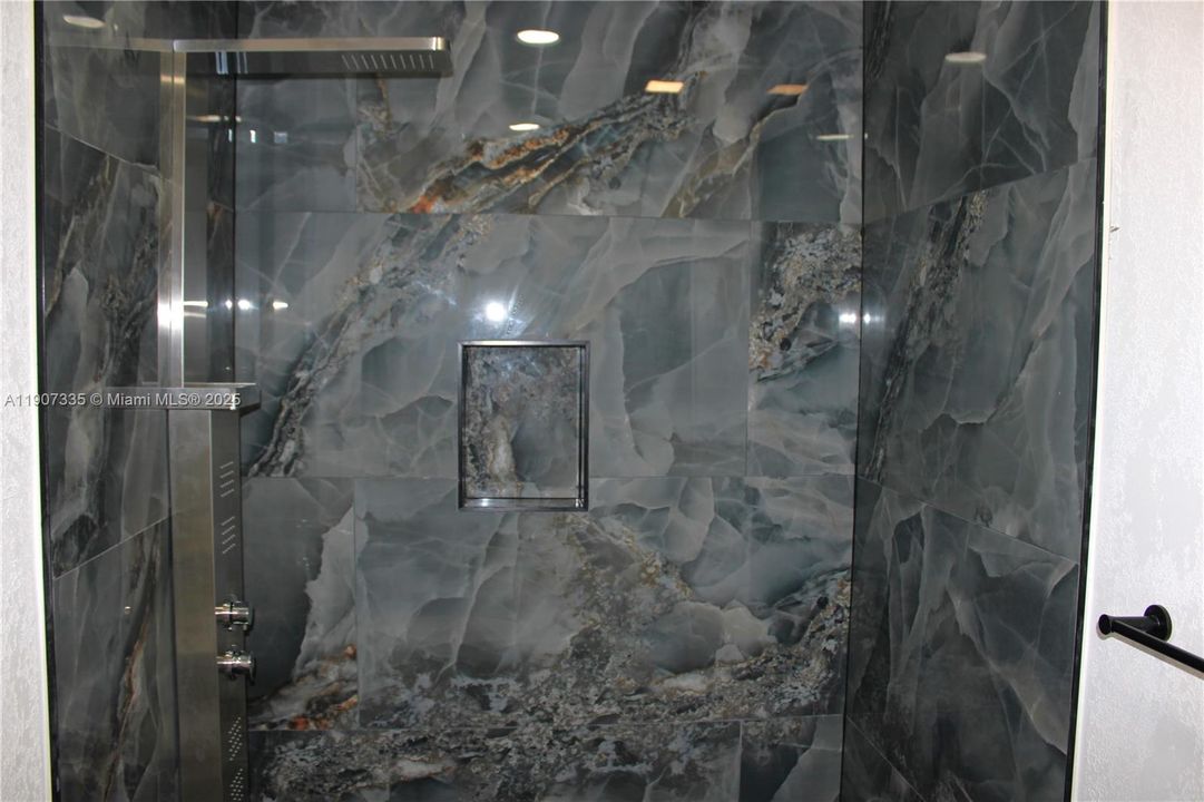 For Rent: $1,900 (2 beds, 1 baths, 765 Square Feet)