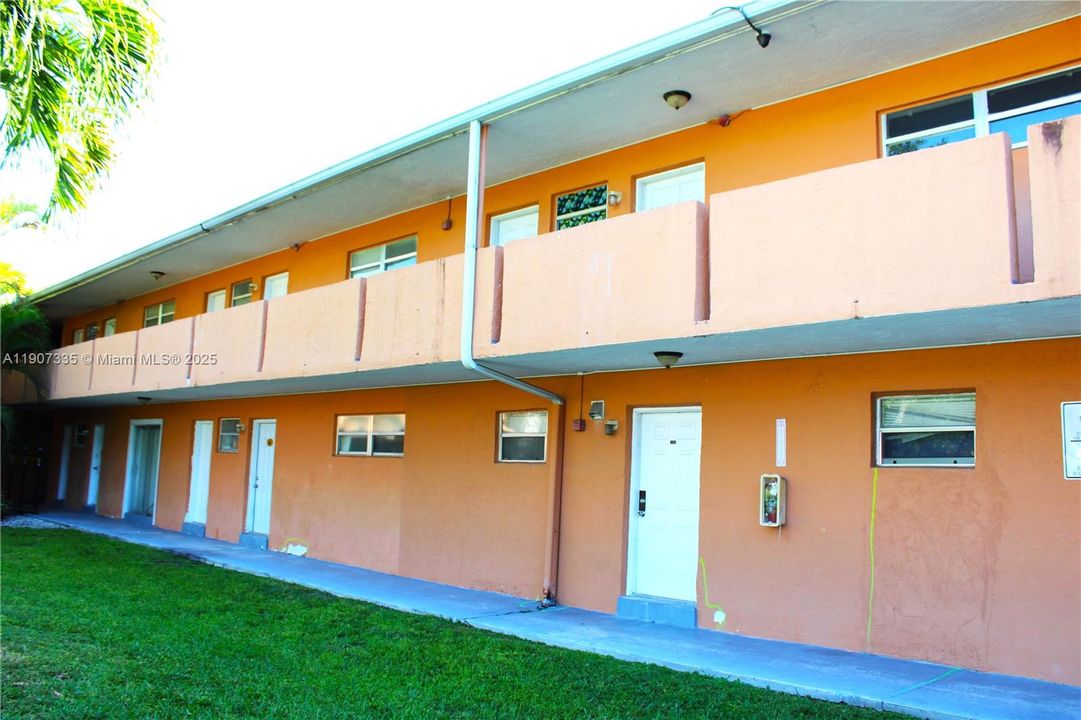 For Rent: $1,900 (2 beds, 1 baths, 765 Square Feet)