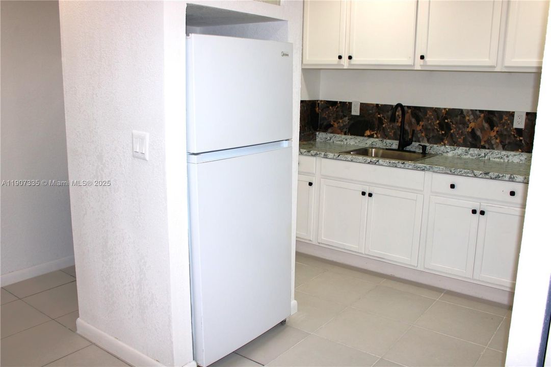 For Rent: $1,900 (2 beds, 1 baths, 765 Square Feet)