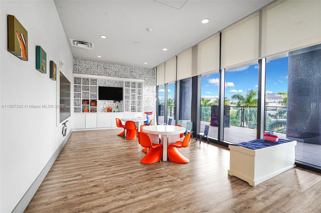 Active With Contract: $362,500 (1 beds, 1 baths, 698 Square Feet)