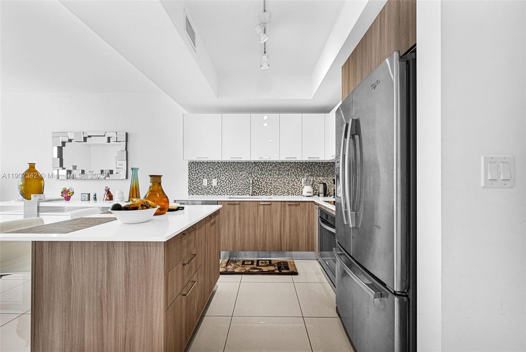 Active With Contract: $362,500 (1 beds, 1 baths, 698 Square Feet)