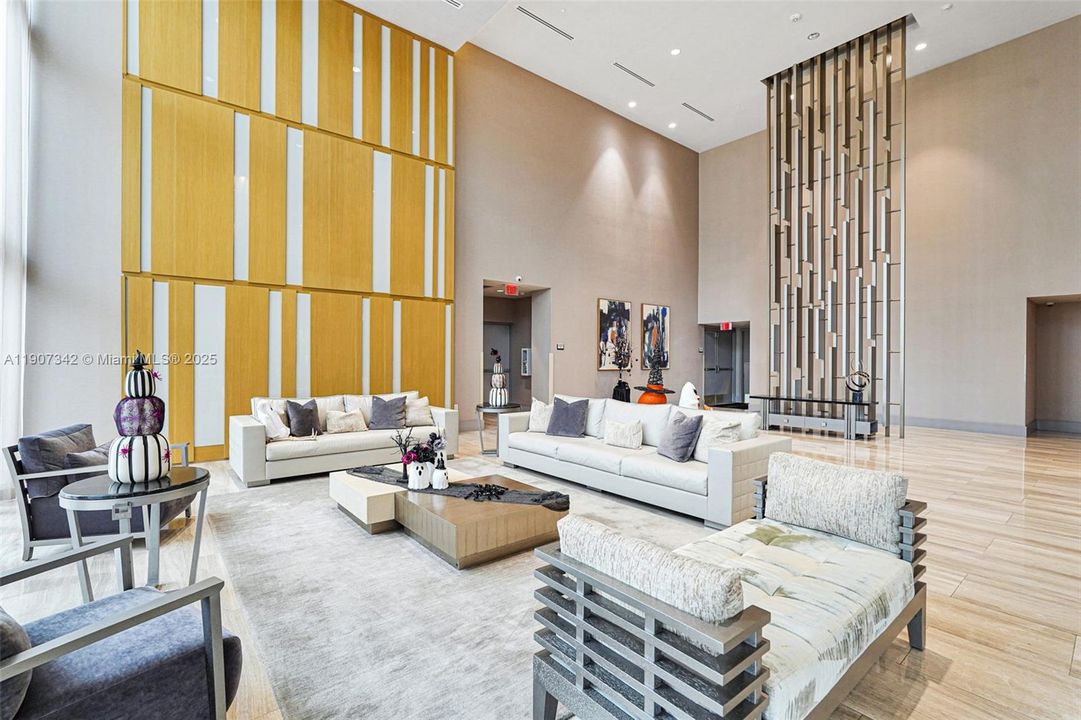 Active With Contract: $362,500 (1 beds, 1 baths, 698 Square Feet)