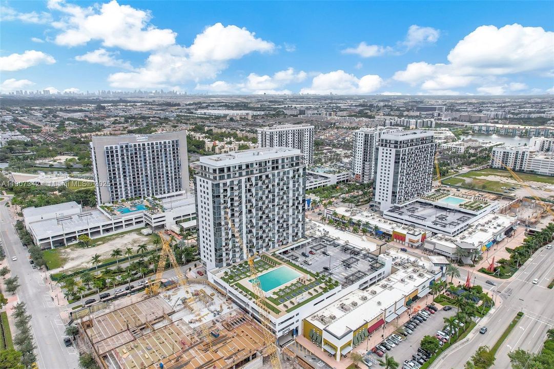 Active With Contract: $362,500 (1 beds, 1 baths, 698 Square Feet)