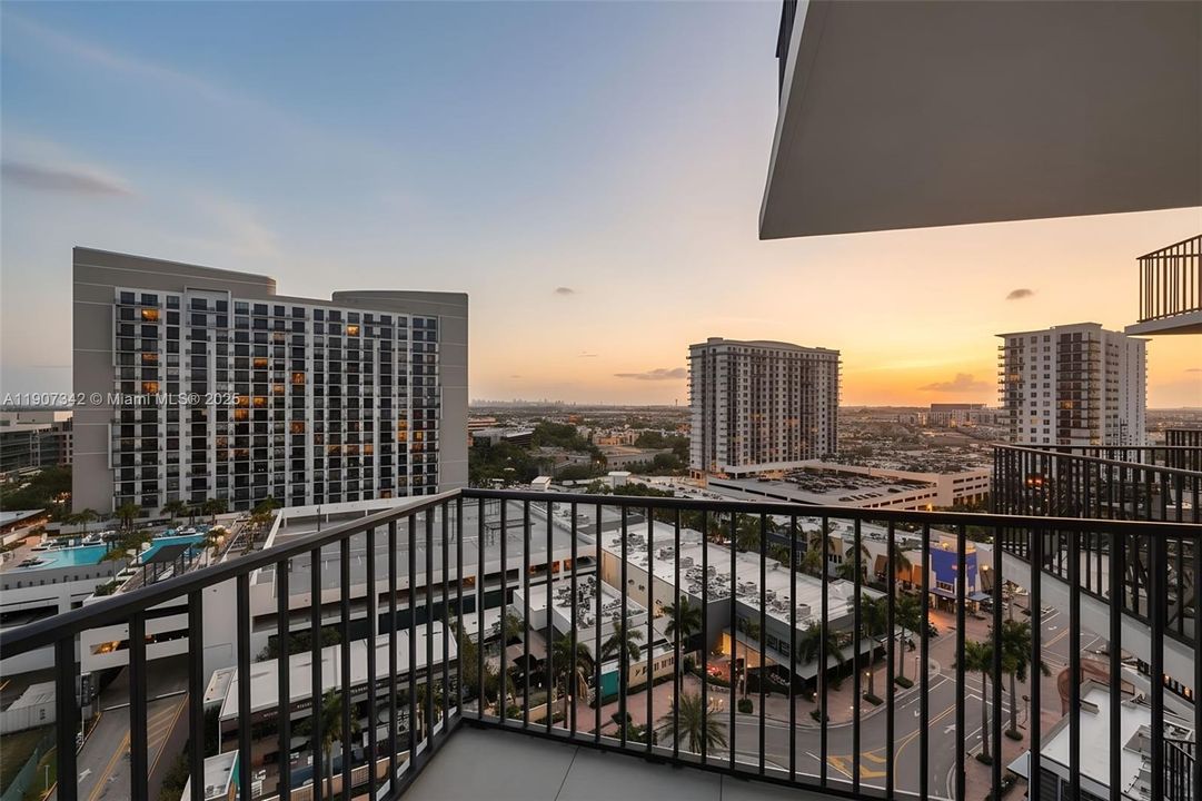 Active With Contract: $362,500 (1 beds, 1 baths, 698 Square Feet)