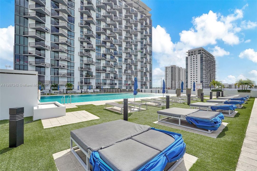Active With Contract: $362,500 (1 beds, 1 baths, 698 Square Feet)