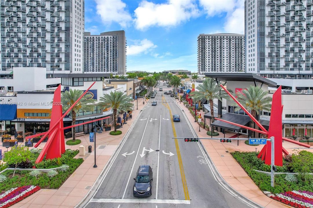 Active With Contract: $362,500 (1 beds, 1 baths, 698 Square Feet)